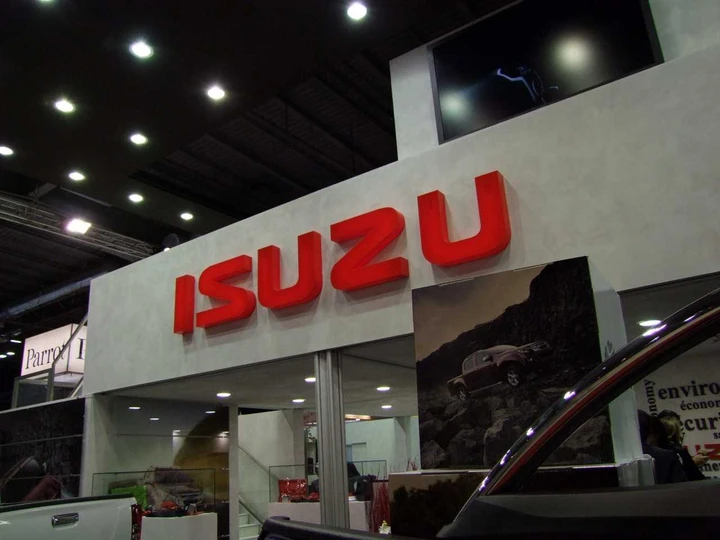 Stand Isuzu Parigi 2012
