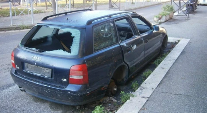 Cassazione: abbandonare l'auto è un reato penale