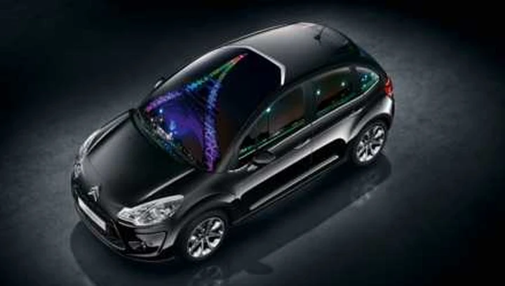 La Tour Eiffel illumina i 90 anni Citroen