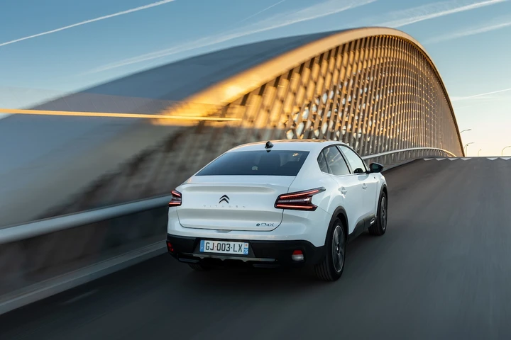 Citroen C4 X: immagini ufficiali