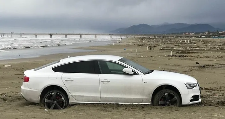 Si avventura sulla spiaggia: auto sprofondata; per tirarla fuori c’è voluto il carro attrezzi