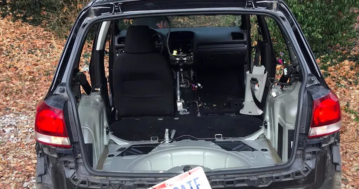 La Volkswagen richiama l'auto, lui la restituisce senza diversi elementi