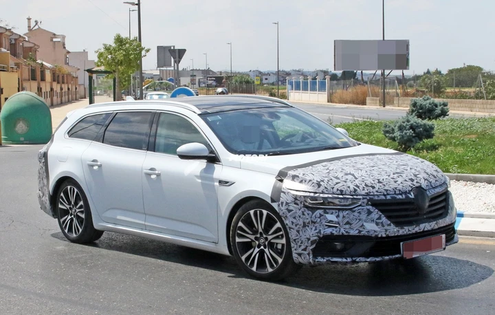 Renault Talisman Sporter, le foto spia del restyling