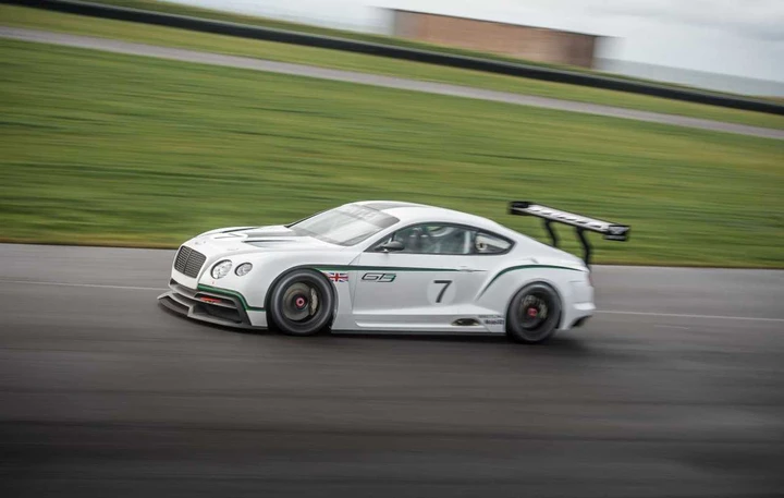 Bentley Continental GT3: primi render