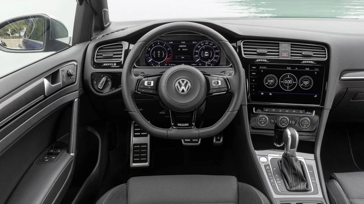 Volkswagen torna ai tasti fisici: “L’auto non è un telefono”