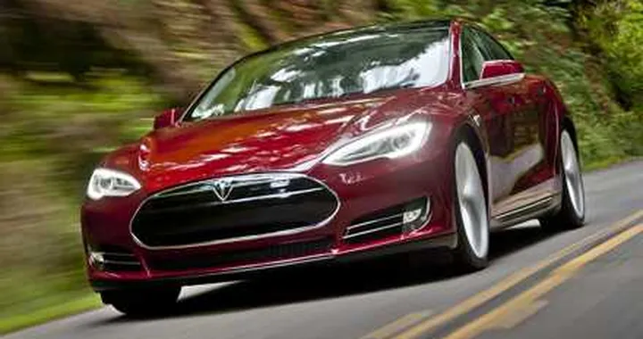 Tesla Model S: l’autonomia raggiunge i 560 km
