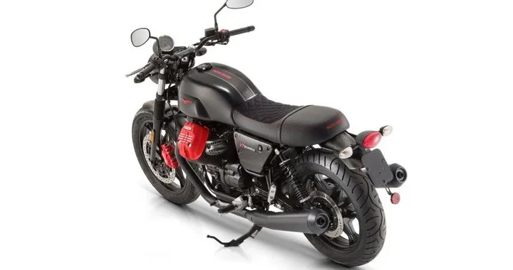Moto Guzzi V7 III Carbon e Alcantara, insieme per esaltare il Made in Italy