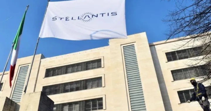 Striscioni di protesta compaiono a Mirafiori: 