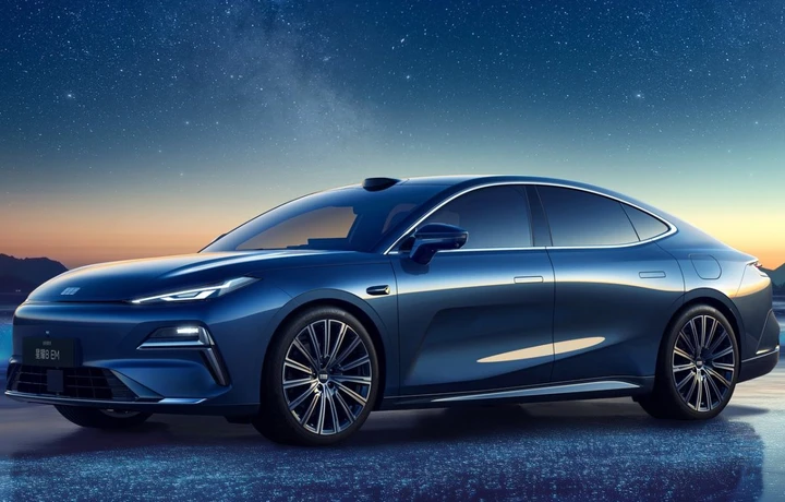 Oltre 1200 km di autonomia: la Geely Starshine 8 è l’ibrida plug-in da battere