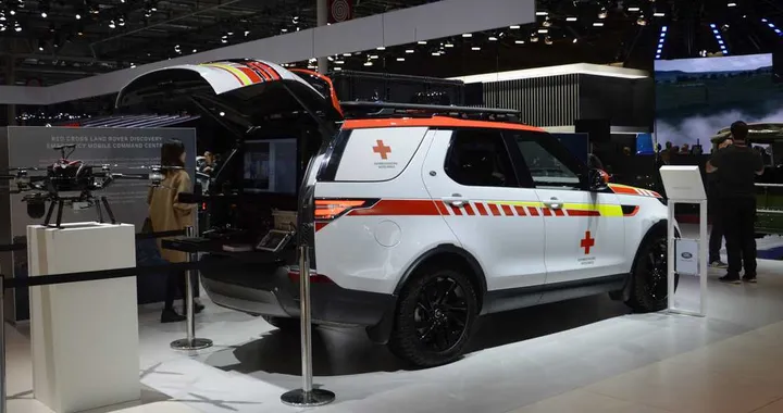 Salone di Parigi 2018: una speciale Land Rover Discovery per la Croce Rossa
