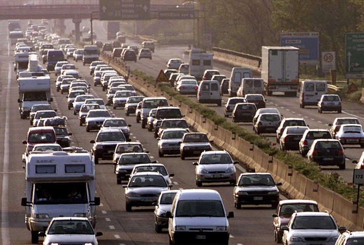 Italia in auto: si fanno meno km ma più cari