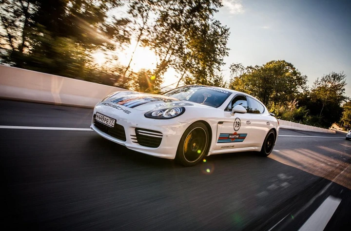 Porsche: livrea Martini anche per Cayenne, Macan e Panamera?