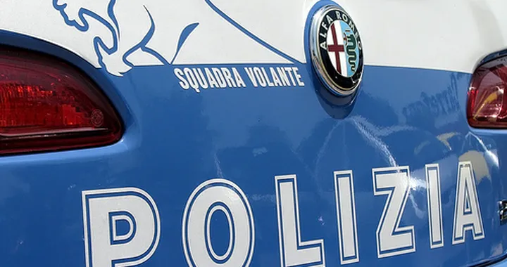 Il finto caso della volante della Polizia guidata da un Rom