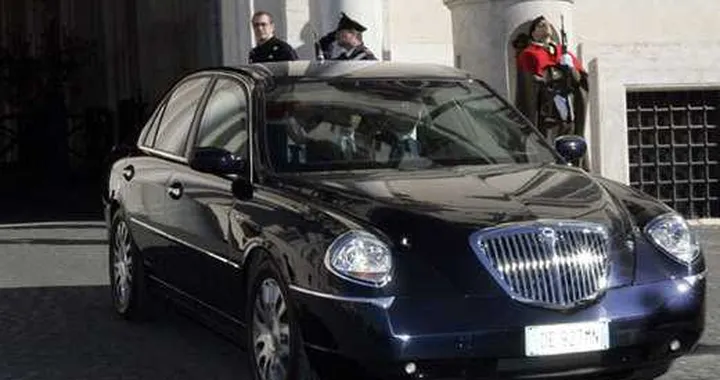 Auto blu e non più di 1.300 euro l'anno di taxi