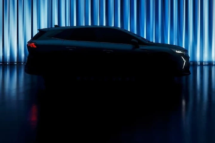Renault Symbioz: si chiamerà così il nuovo SUV che debutterà in primavera [TEASER]