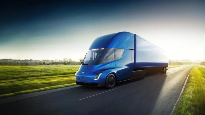 Tesla Semi: svelati i prezzi del camion elettrico con 800 km di autonomia