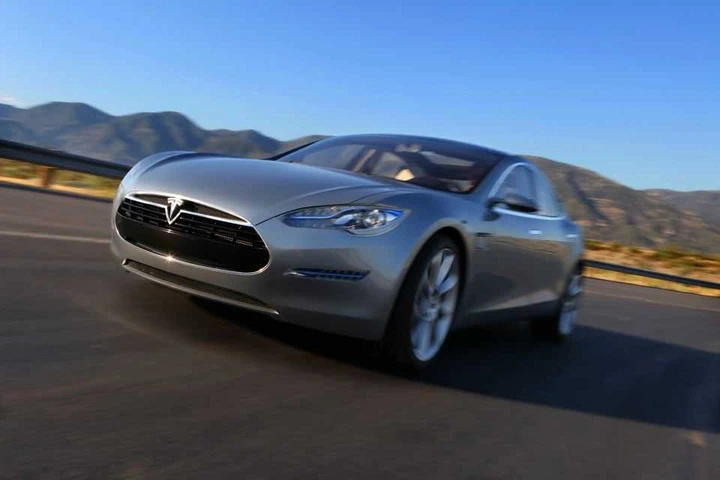 Tesla Model S su strada