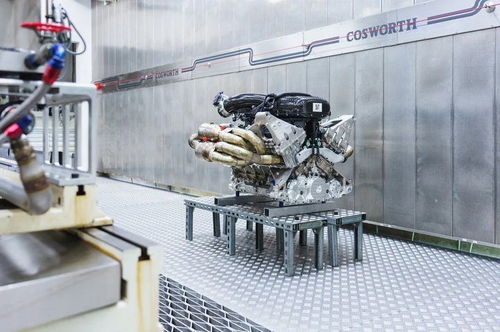 Aston Martin Valkyrie, la tecnica del V12 sviluppato da Cosworth: immagini ufficiali