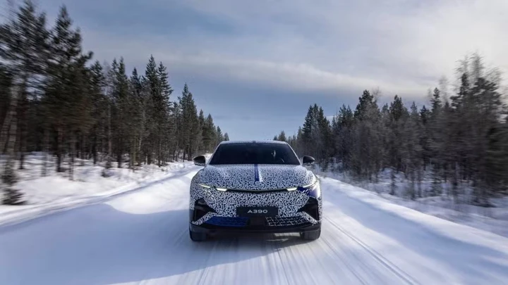Alpine A390, il primo SUV elettrico sportivo del marchio sorpreso nei test in Svezia