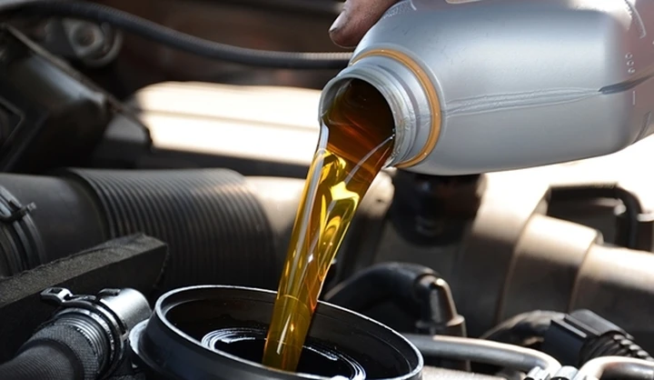 È tempo di cambiare l'olio dell'auto? Quando farlo, come farlo e costi