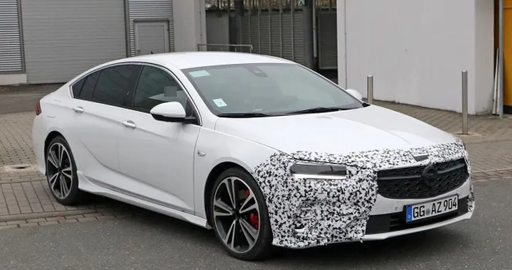 Opel Insignia e Insignia GSi facelift: prosegue lo sviluppo
