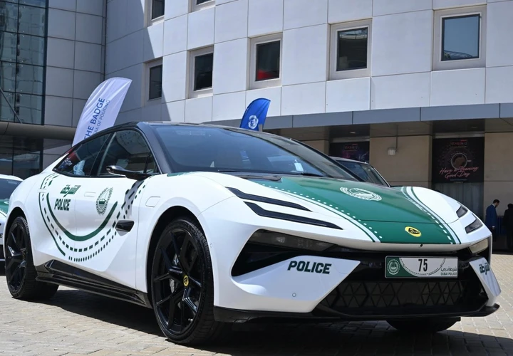 La flotta della polizia di Dubai si arricchisce con la Lotus Emeya S