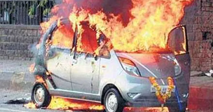 Un'altra Tata Nano va in fiamme