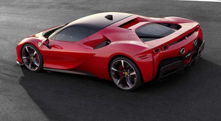 Ferrari SF90 Stradale: ecco la supercoupé ibrida plug-in da 1.000 CV