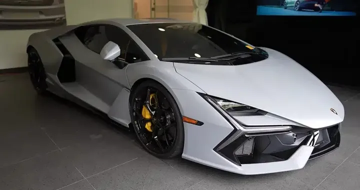 Vuole comprare una Porsche 911 ma acquista una Lamborghini Revuelto: una giornata memorabile