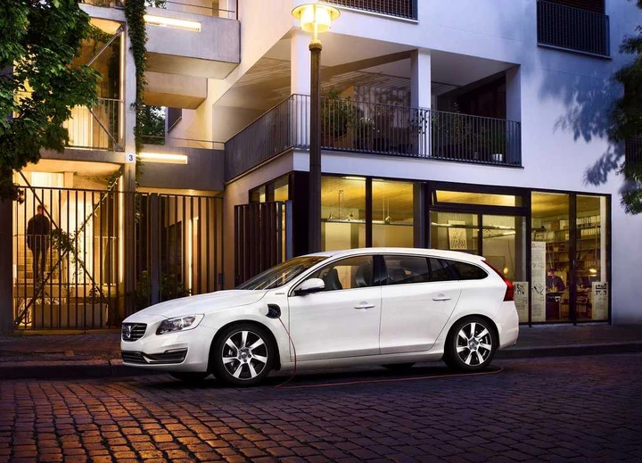 Volvo V60 ibrida plug-in 2014