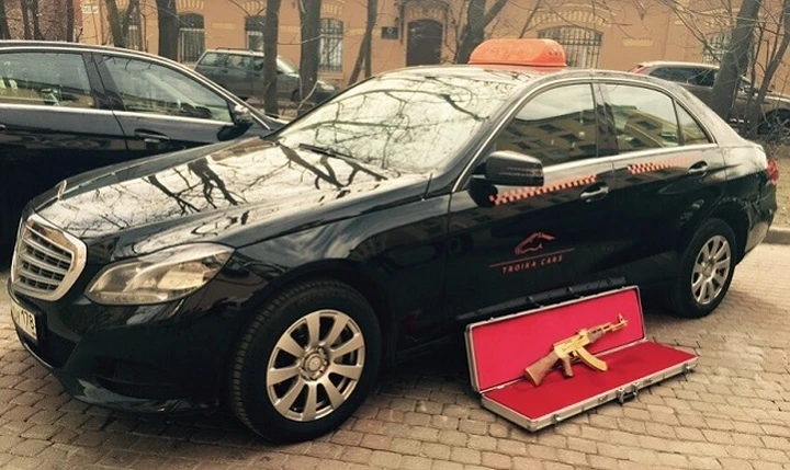 Lo strano caso del Kalashnikov d’oro dimenticato in un taxi