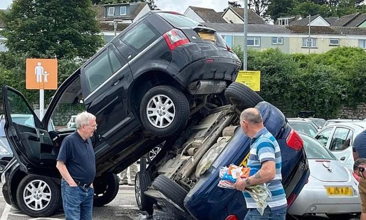 Land Rover schiaccia un’auto in parcheggio