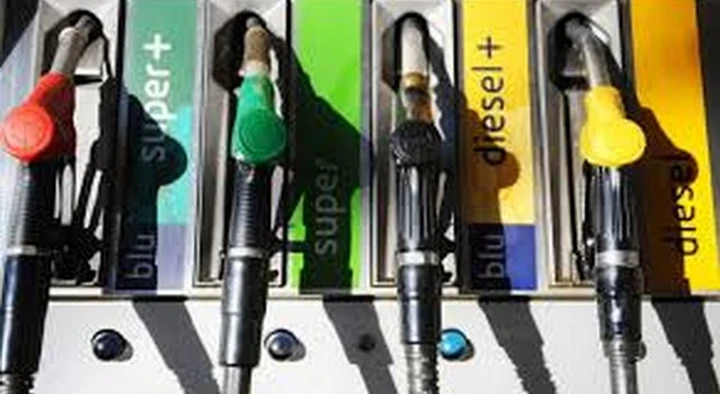 Prezzi benzina in calo, ma con enormi differenze