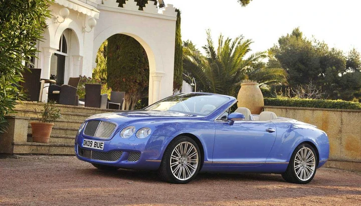 Compra due Bentley con assegno falso da 500mila dollari