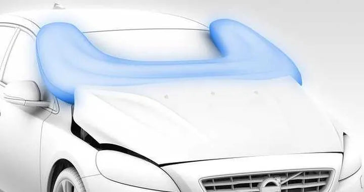 Volvo V40: prima auto con l'airbag per il pedone