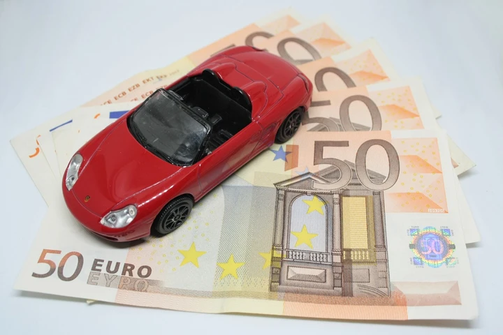 Assicurazioni auto false: l’Ivass segnala sette siti irregolari