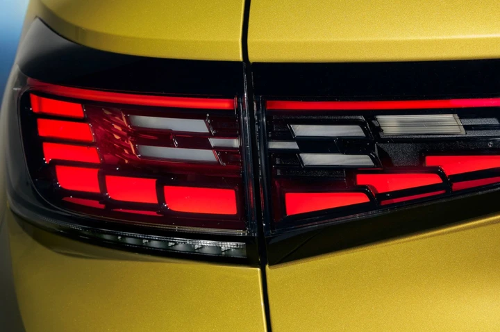 Volkswagen ID.4, dettagli tecnologia di illuminazione 3D Led e fanaleria: immagini ufficiali