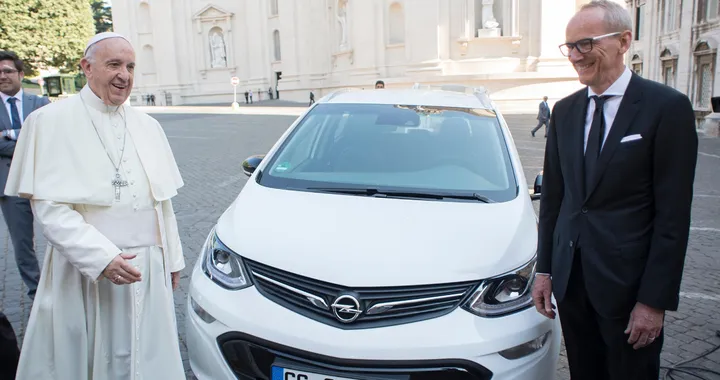 Opel Ampera-e: a Papa Francesco un esemplare della vettura 100% elettrica