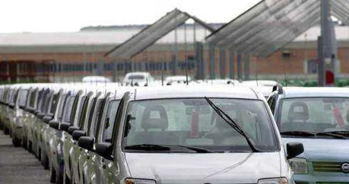 Mercato auto, a febbraio in calo del 35%