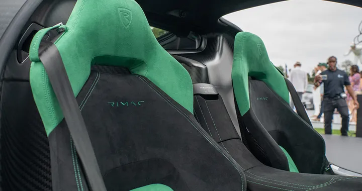 Cosa hanno in comune le auto più potenti al mondo? Alcantara naturalmente
