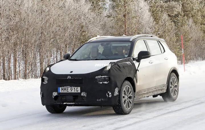Lynk & Co 01: foto spia del restyling