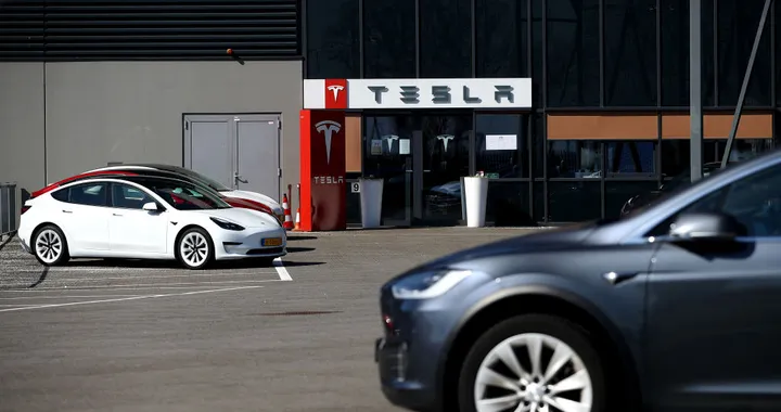 Tesla sbanda nel mercato europeo, -45% a gennaio: cause della crisi