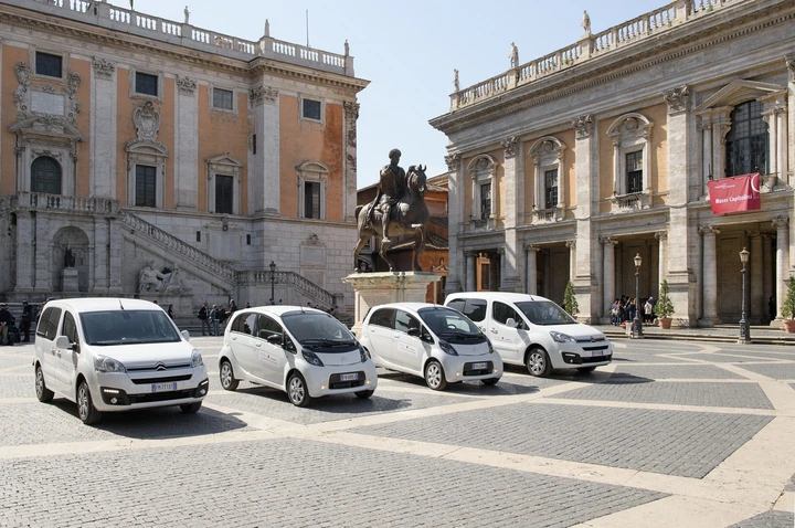 Gruppo PSA: consegnate 4 auto elettriche al Comune di Roma