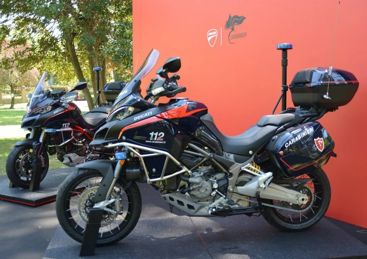 Carabiniere motocicliste a Corvara: quasi 100 Patenti ritirate