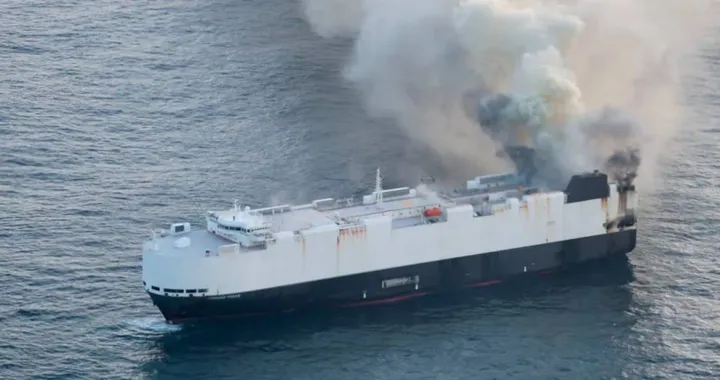 Incendio sulla Morning Midas: rischi e sfide nel trasporto di veicoli elettrici