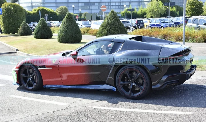 Ferrari 12Cilindri: spunta un esclusivo esemplare bicolore su strada