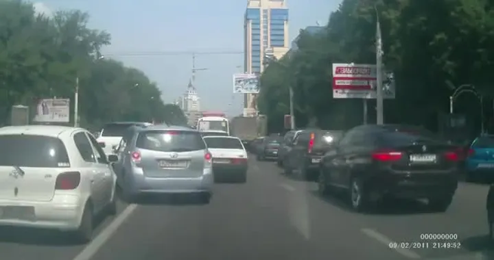 Lite tra automobilisti: calci e pugni contro l’auto