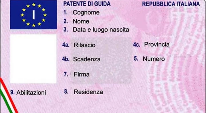 Fermato a un posto di blocco la sua patente aveva un particolare incredibile