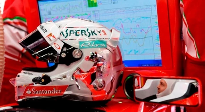 Riva, il marchio cantieristico sui caschi di Vettel e Raikkonen