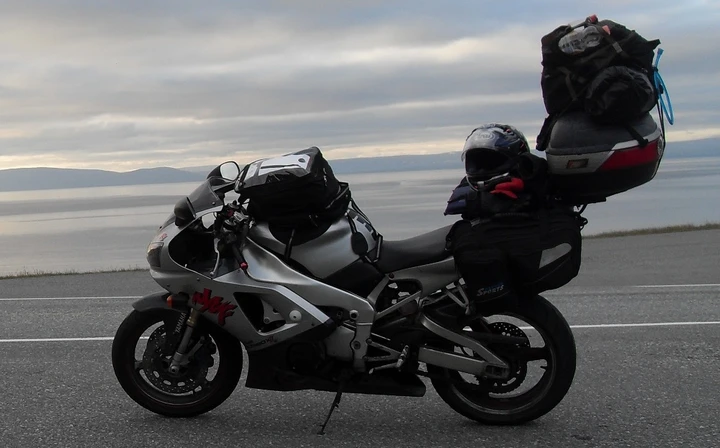 Come legare i bagagli alla moto: la nostra guida